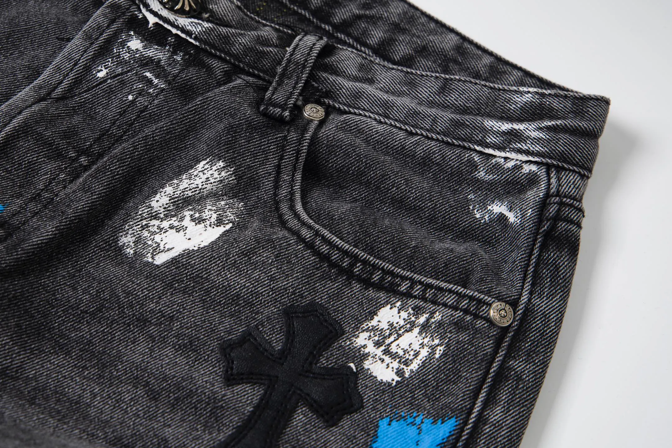 💰290 GALLERY DEPT & Chrome hearts Chrome Hearts co-branded big red logo with blue, yellow, black and white multi-color splicing washed jeans. Really restores the ultimate vintage texture. Three-dimensional version. Loose and comfortable, not picky about the figure. Makes you taller and slimmer. Factory Seiko. Original quality control. Same style for men and women. Can be matched with couples. Versatile recommendation. Must-have jeans for all seasons. Trendsetters have been disappointed. From the quality selection of fabrics, the tailoring of details, and the matching of patterns, they are all impeccable! The upper body is so handsome when worn...it can be easily worn by men, women and children! The craftsmanship is made of heavy-duty washed pure cotton denim fabric. After washing, it is soft and thick. It is very stylish when worn on the body. Style number: 1757# Color: black Size: 28 30 32 34 36